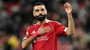 محمد صلاح يحتفل بأحد أهدافه مع ليفربول بالإشارة إلى قميص الريدز