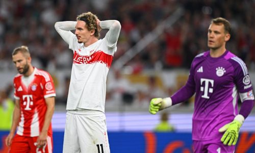 dpatopbilder - 16.08.2025, Baden-Württemberg, Stuttgart: Fußball: Franz-Beckenbauer-Supercup, VfB Stuttgart - FC Bayern München, MHPArena, Nick Woltemade (VfB Stuttgart) (M) reagiert enttäuscht nach einer verpassten Torchance. WICHTIGER HINWEIS: Gemäß den Vorgaben der DFL Deutsche Fußball Liga bzw. des DFB Deutscher Fußball-Bund ist es untersagt, in dem Stadion und/oder vom Spiel angefertigte Fotoaufnahmen in Form von Sequenzbildern und/oder videoähnlichen Fotostrecken zu verwerten bzw. verwerten zu lassen. Foto: Tom Weller/dpa +++ dpa-Bildfunk +++
